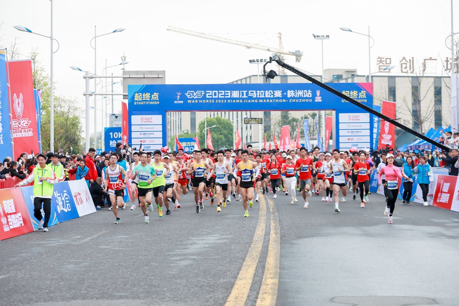 敢為人先·與湘江奔跑 ｜戰(zhàn)馬2023湘江馬拉松株洲站鳴槍起跑！
